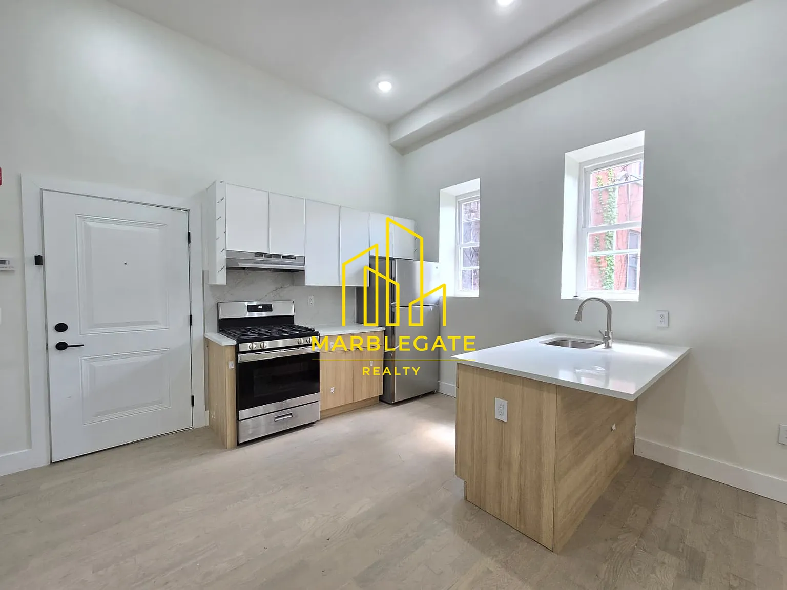 2 bed, 850 sqft, $2,200 — Photo 1