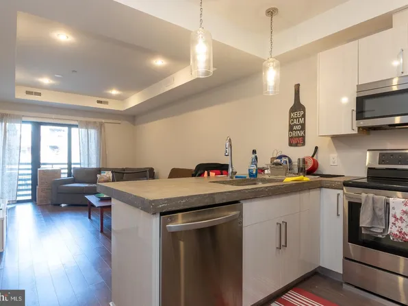 938 New Market St APT 304, Philadelphia, PA 19123