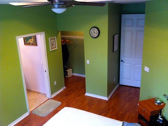 Beautiful floors, large walkin closet