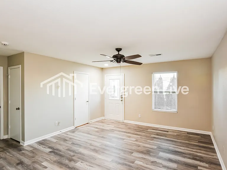 122 Cloverbrook Dr — Photo 3