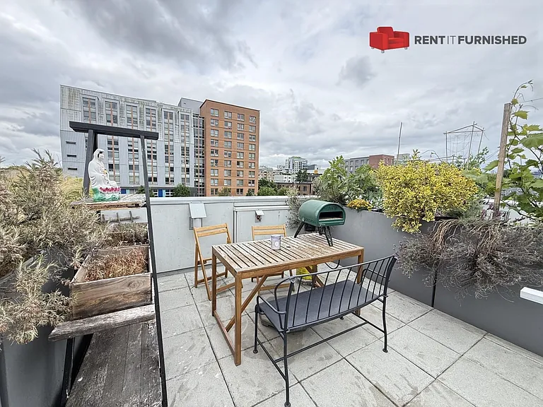 626 Alexander St — Photo 9