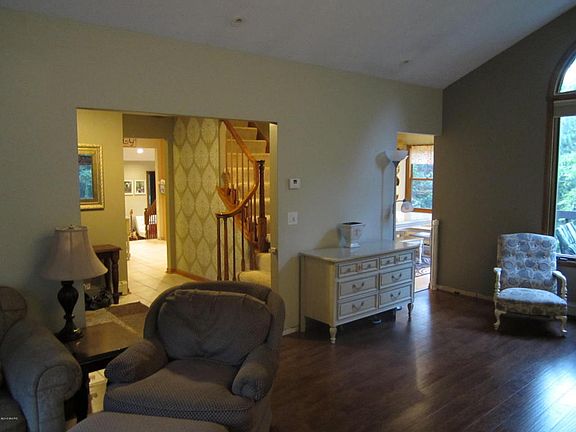 4th image of 2707 Rockhill Dr NE