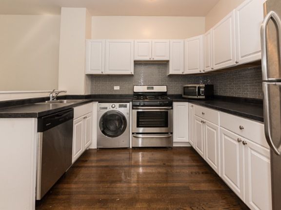 3rd image of 3815 N Greenview Ave #1R