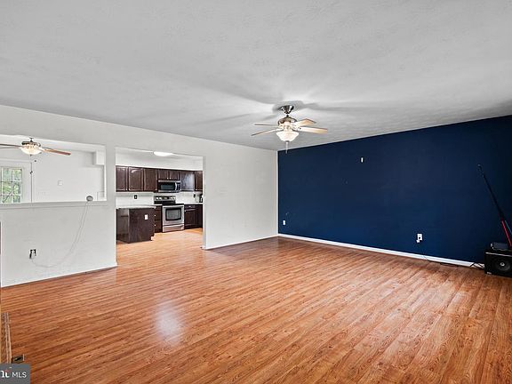 4th image of 31 Old Oak Ln