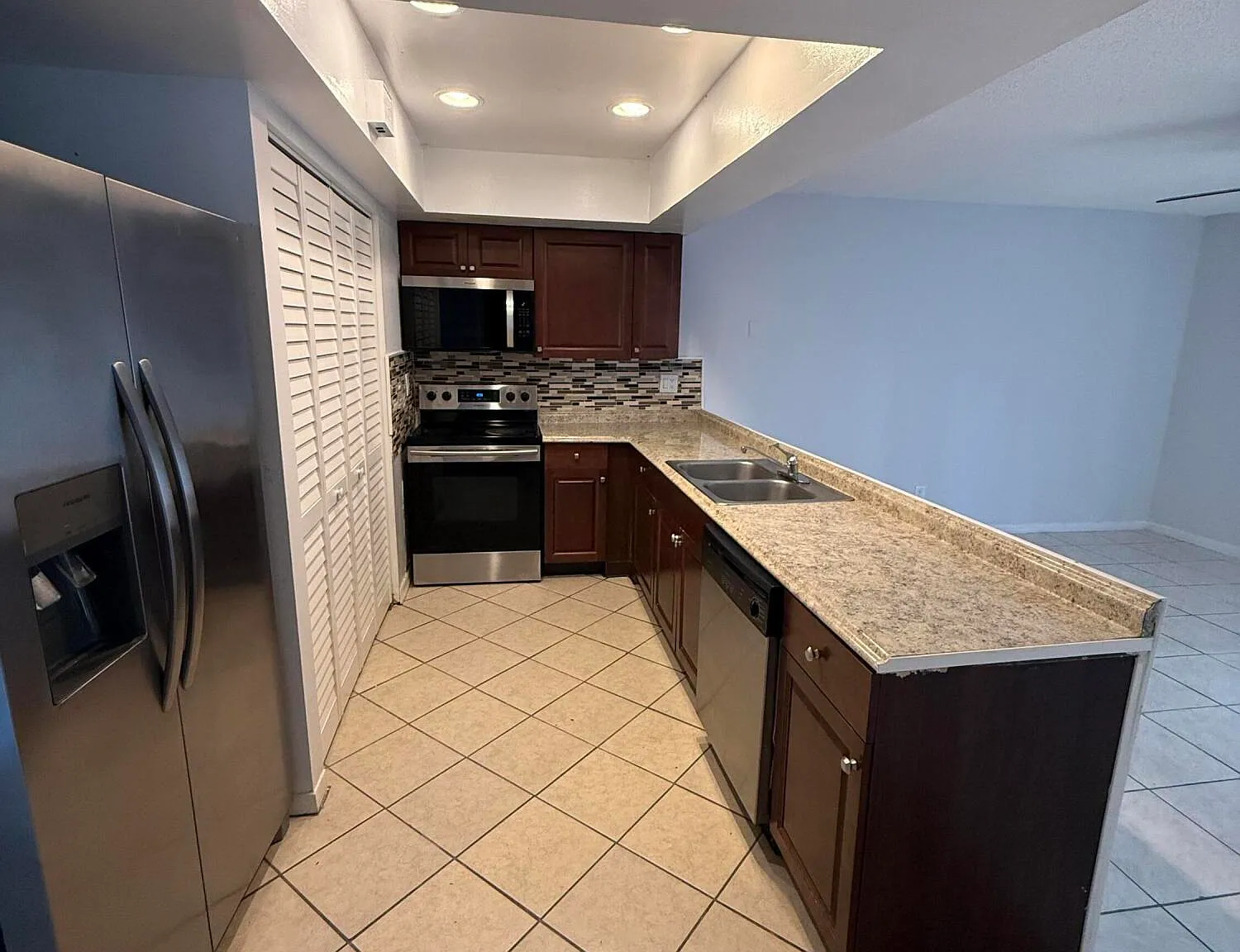 3 bed, 2.0 bath, 1200 sqft, $2,400 — Photo 2