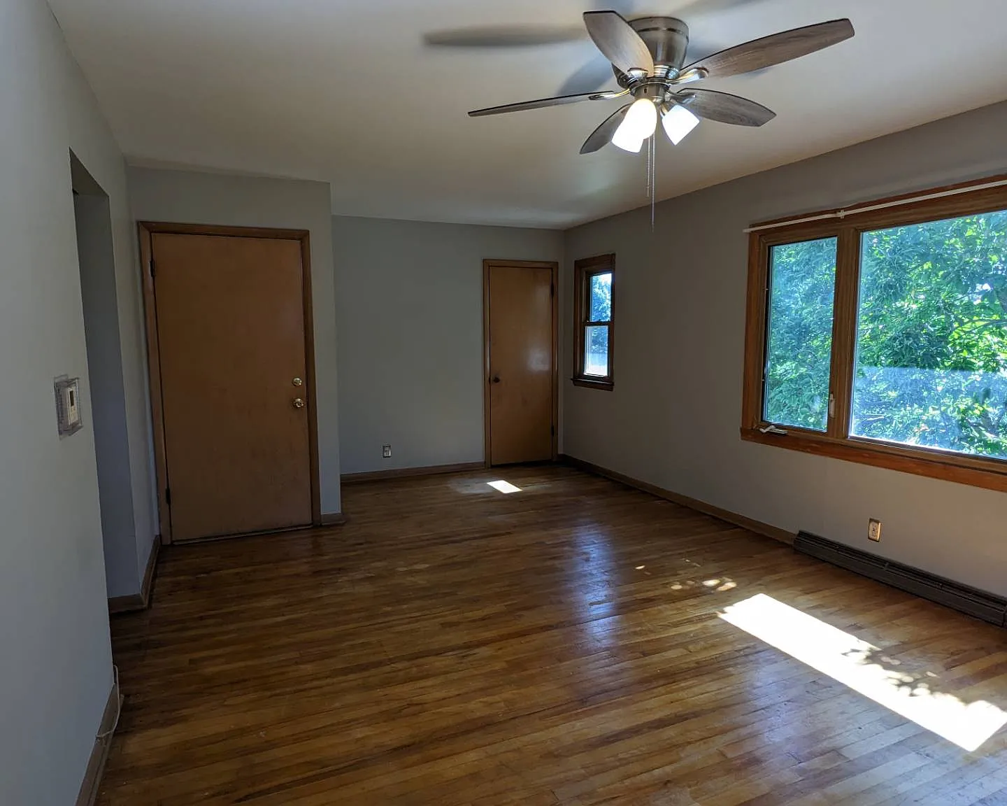 Freshly Renovated 3-Bedroom Upper Duplex near Wilson Park — Photo 3
