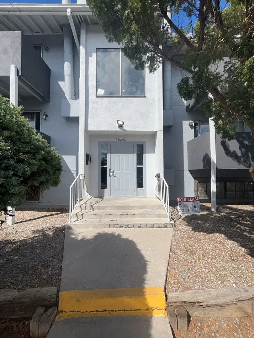 2-bedroom, 1-bathroom home located in the vibrant city of Albuquerque — Photo 1