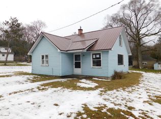 8125 3rd St, Onekama, MI 49675