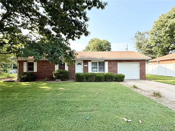 218 Pinewood Dr, Godfrey, IL 62035