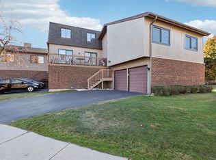 88 Century Dr, Roselle, IL 60172