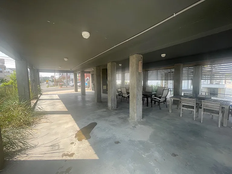 727 E Broadway — Photo 41