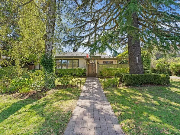 2425 Camelot Rd, Saanich, BC V8N 1J3