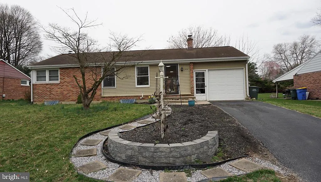 2454 Crystal Ln photo 1