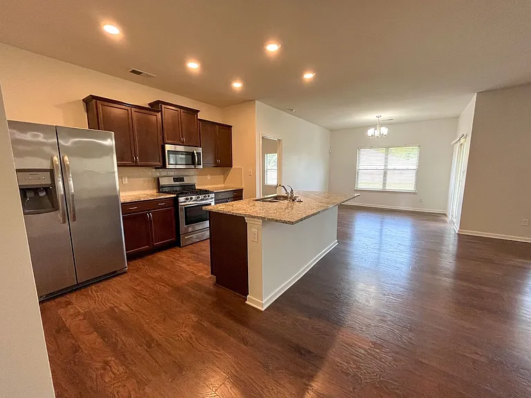 178 Stephanie — Photo 3