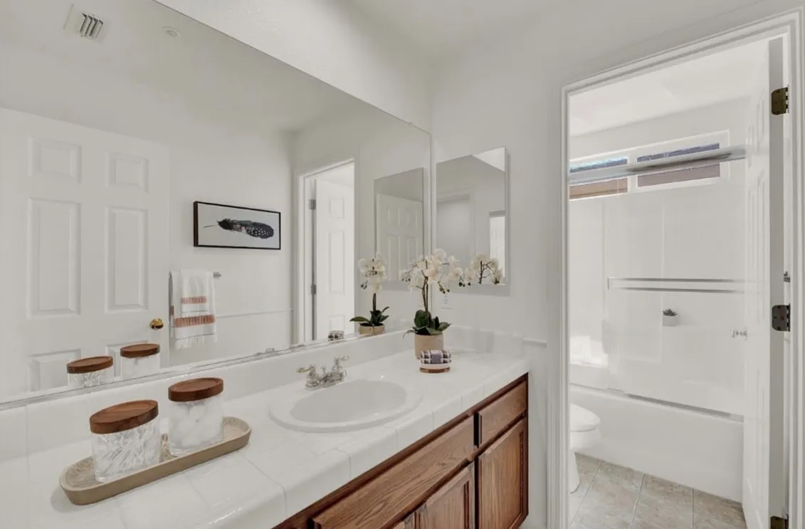 4 bed, 2600 sqft, $5,495 — Photo 3