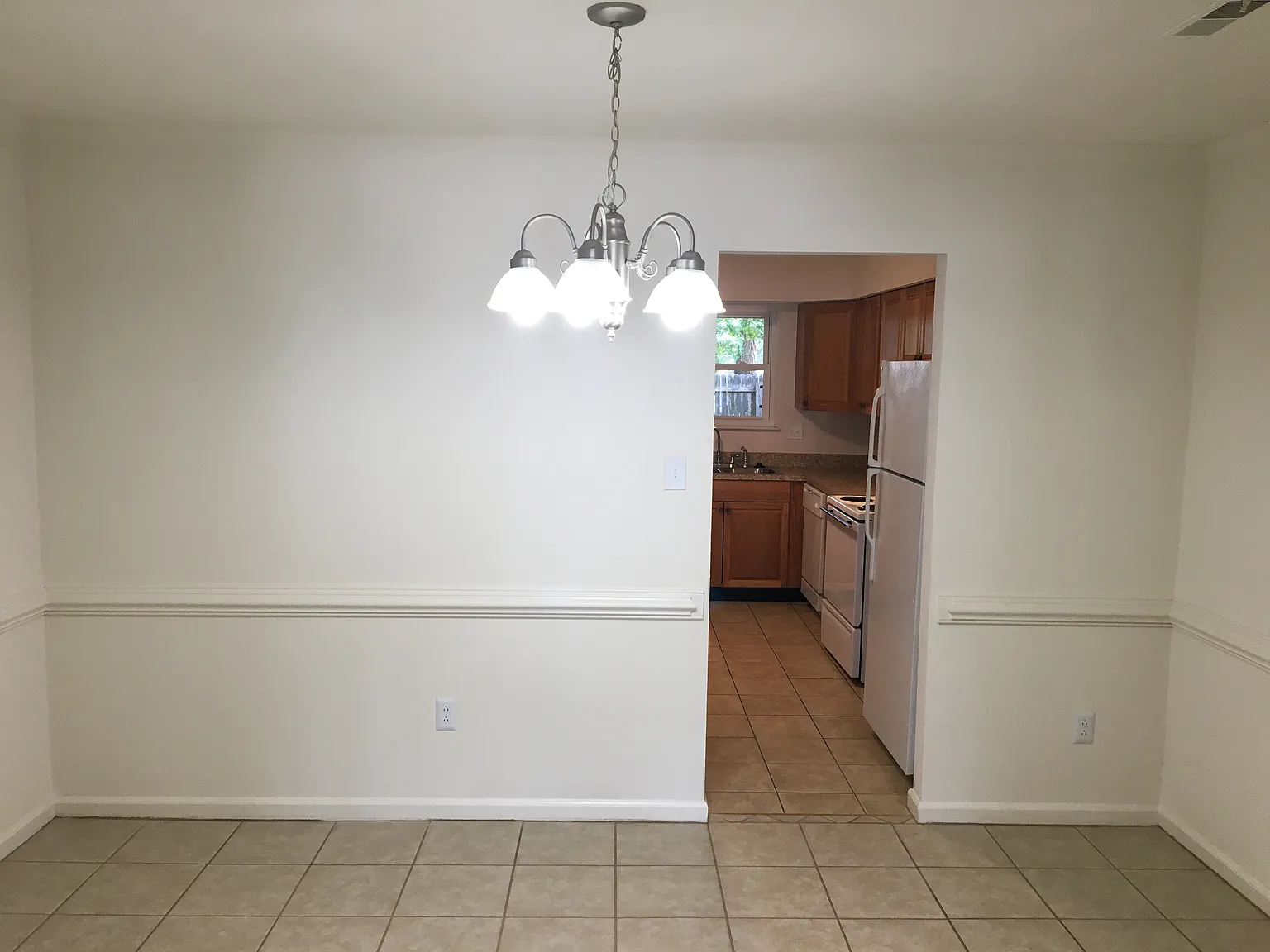 3 bed, 2.5 bath, 1621 sqft, $2,200 — Photo 4