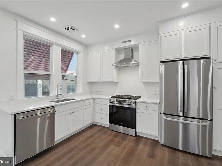 1049 W Lancaster Ave — Photo 4