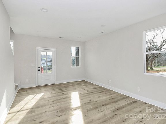 5th image of 2751 Bradford St