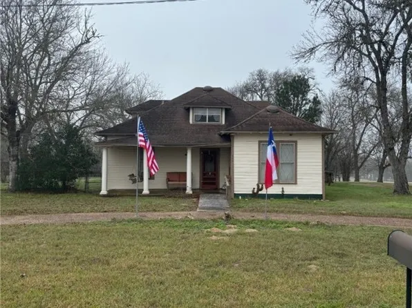 104 Tozik St, Yoakum, TX 77995