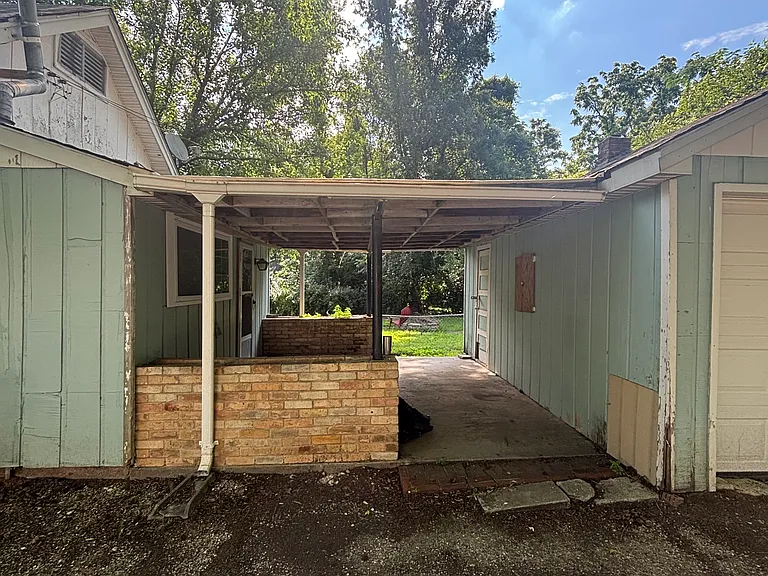 2156 W High St — Photo 11