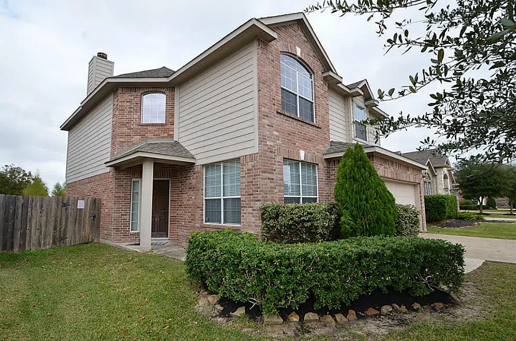 3 bed, 2.5 bath, 2202 sqft, $2,200 — Photo 3