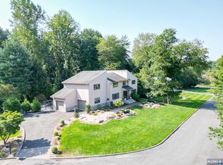 6 Woodcrest Ln, Old Tappan, NJ 07675