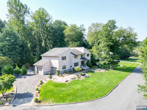 6 Woodcrest Ln, Old Tappan, NJ 07675