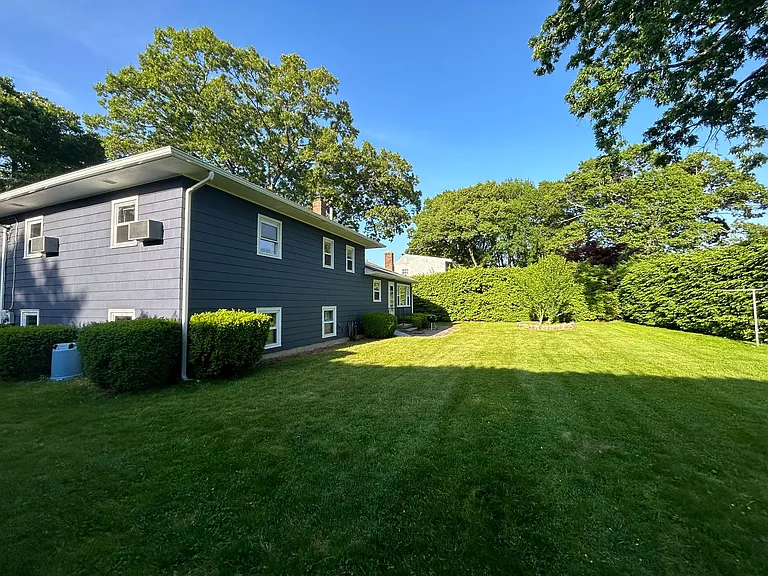 58 Versailles St — Photo 25
