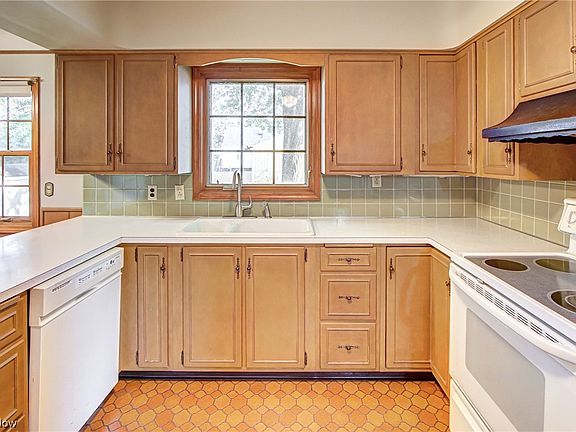2nd image of 6811 Glencoe Ave