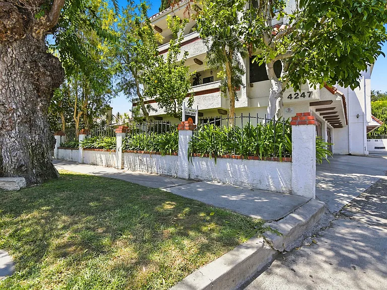 4247 Matilija Ave #102 — Photo 49