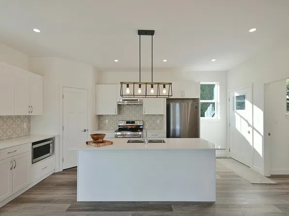 5825 Trail Ave, Sechelt, BC V7Z 0K5