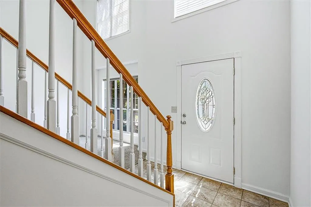 3 bed, 2.5 bath, 2455 sqft, $2,600 — Photo 4