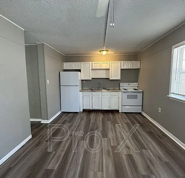 1411 S Broadway St — Photo 2