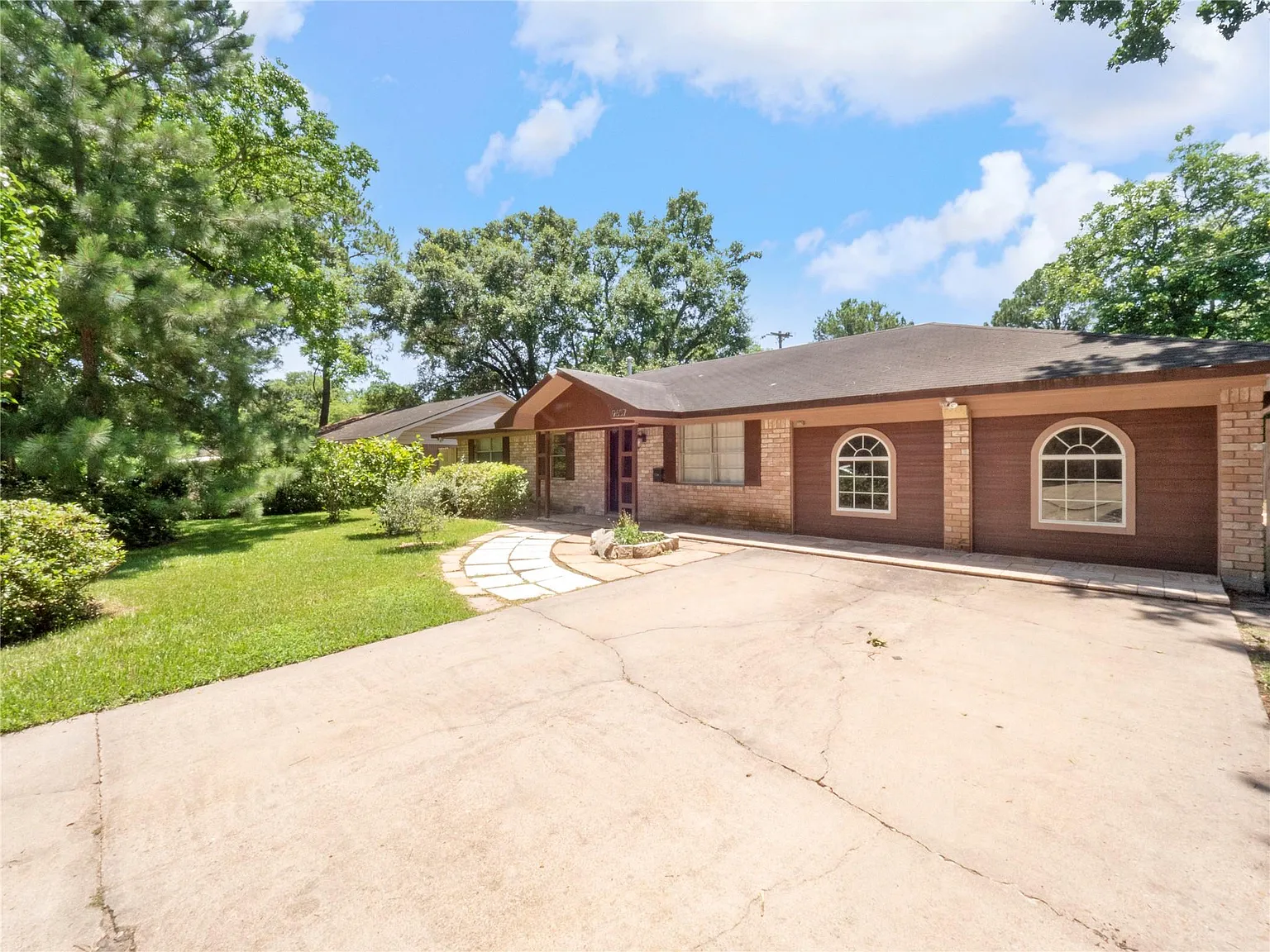 3 bed, 4.0 bath, 1400 sqft, $2,100 — Photo 2