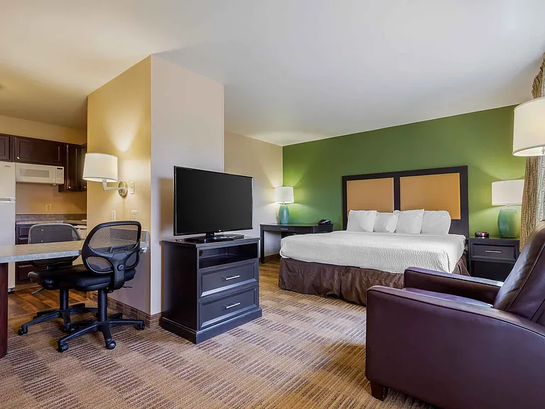 Deluxe Studio - 1 King Bed