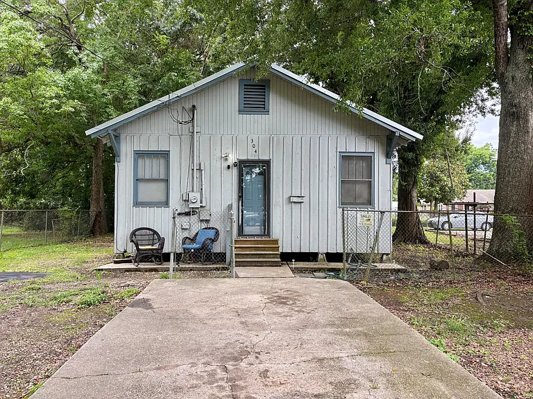 304 Carmel Dr — Photo 1