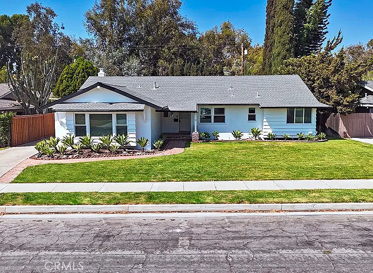 2149 Victoria Dr — Photo 2