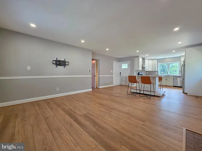 5921 Arlington Blvd — Photo 5