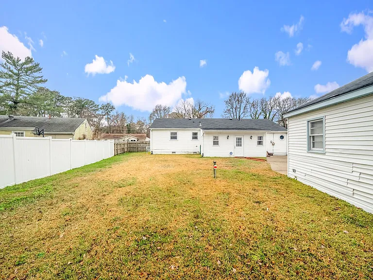 1061 Saint Julian Dr — Photo 33