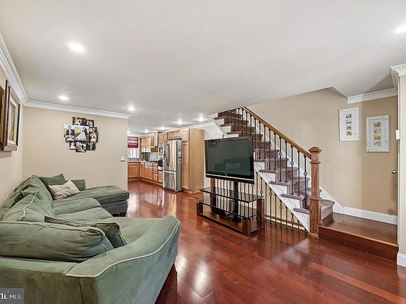 4th image of 412 Rively Ave