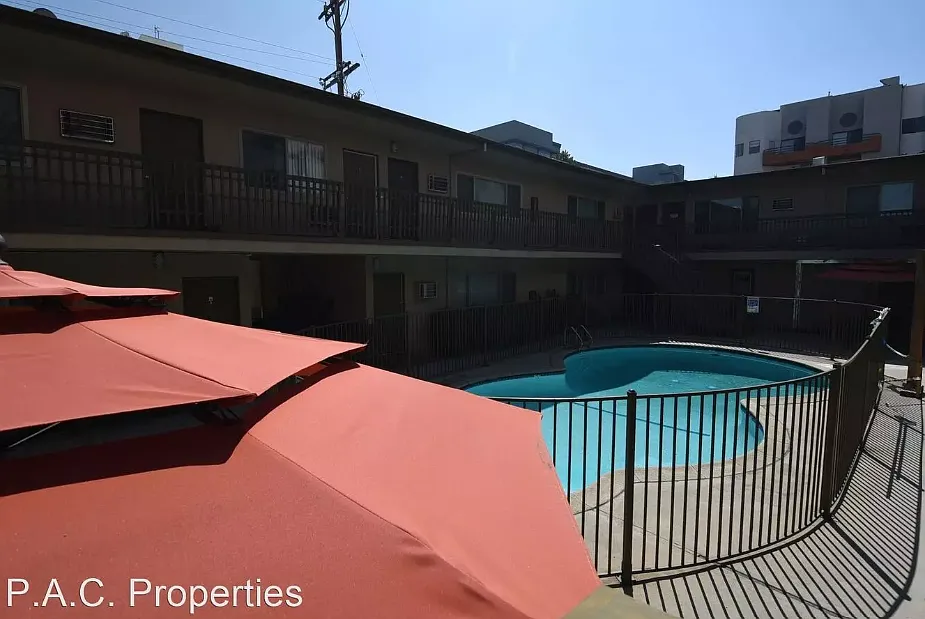 5255 Blakeslee Ave — Photo 2