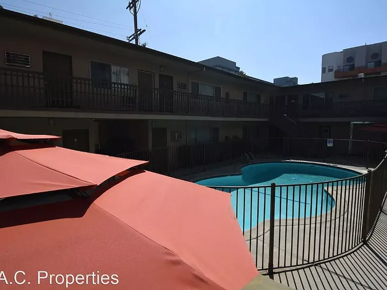 5255 Blakeslee Ave — Photo 2