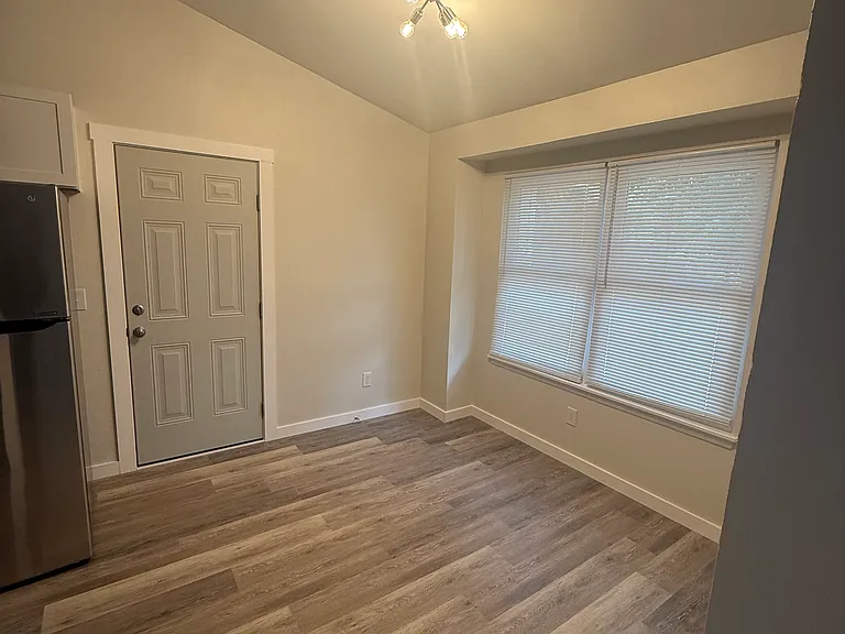 300 Macgregor Dr — Photo 5
