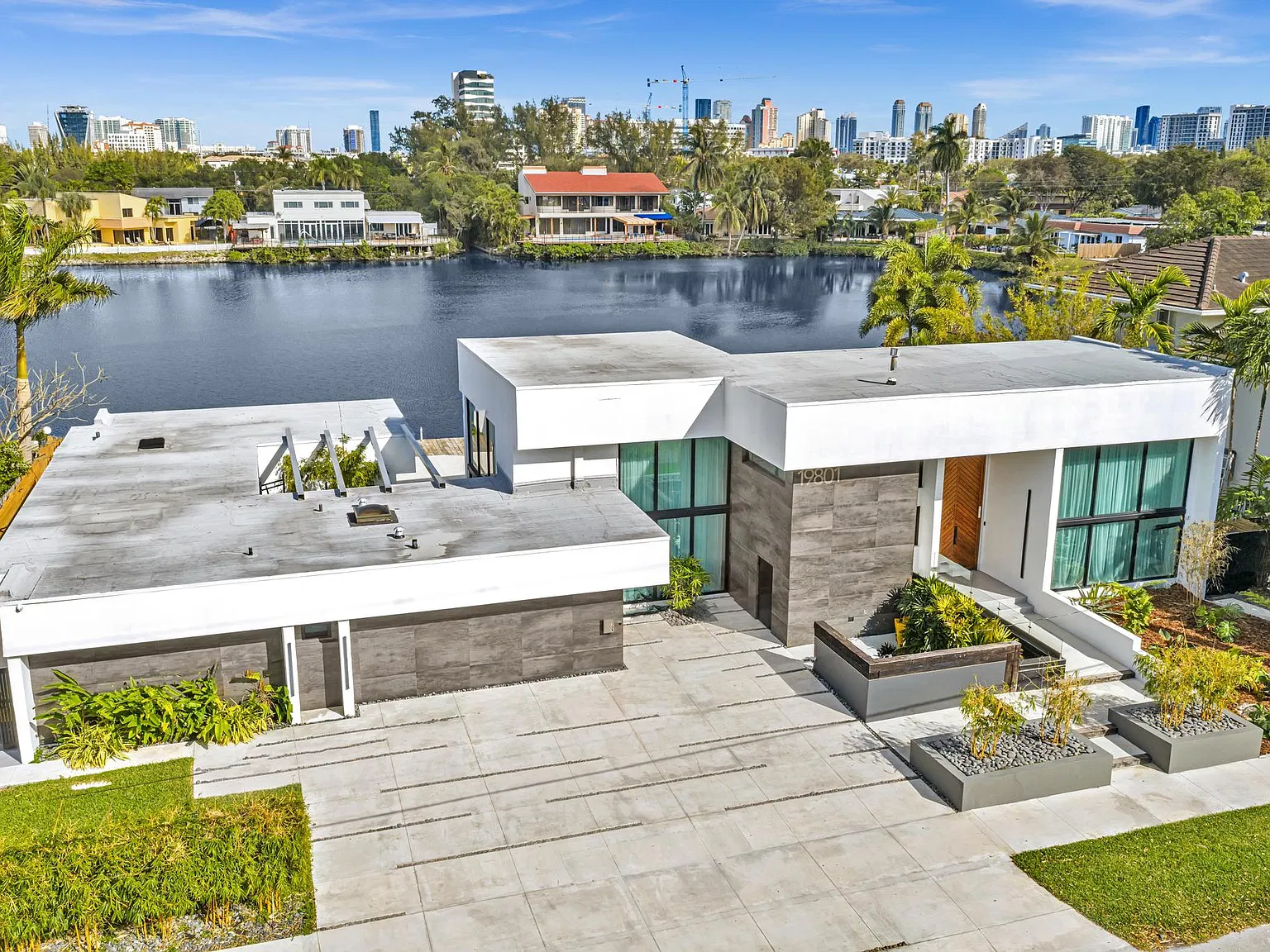 5 bed, 3.5 bath, 3500 sqft, $18,500 — Photo 1