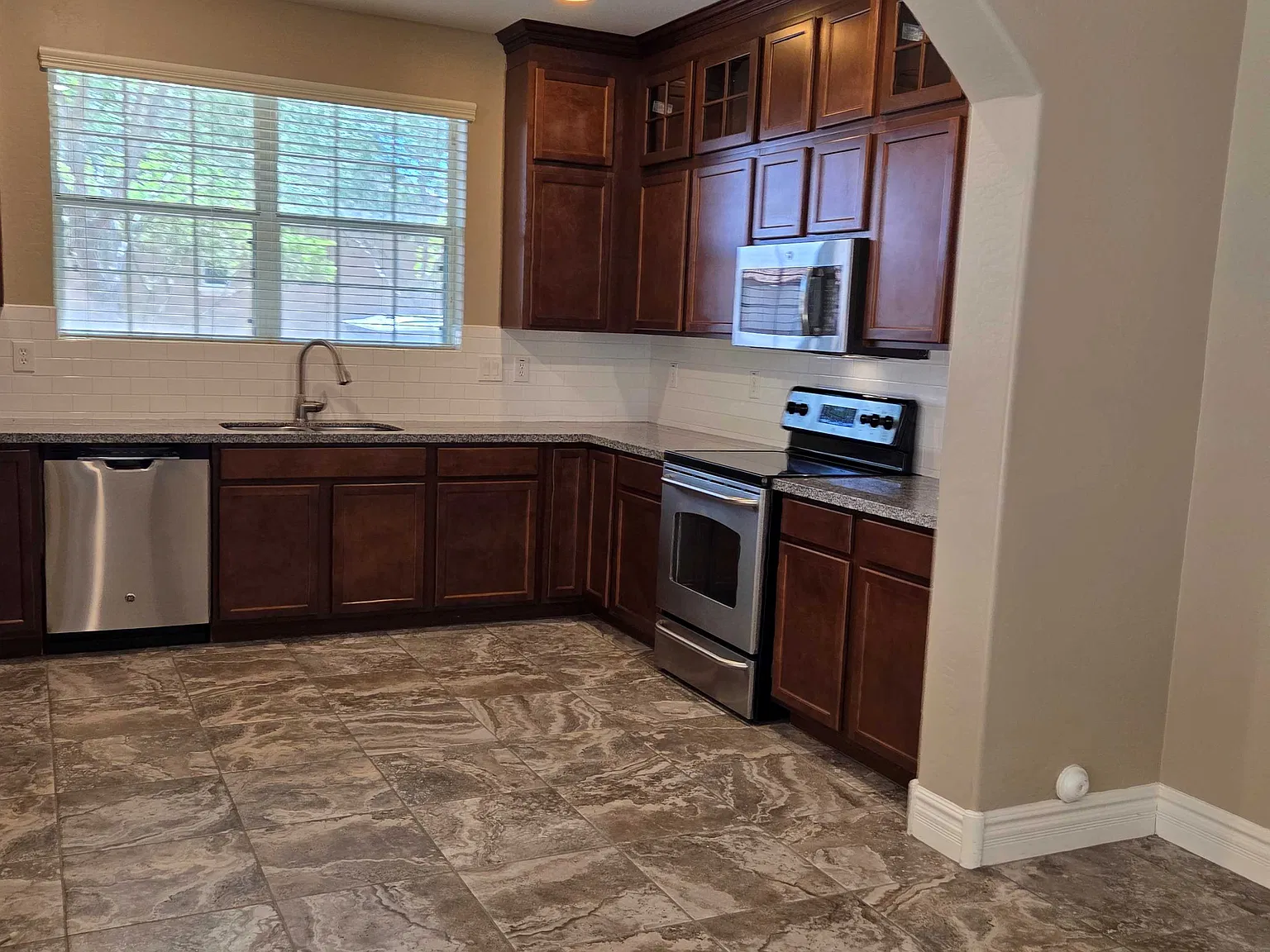 3 bed, 2.5 bath, 1961 sqft, $2,195 — Photo 3
