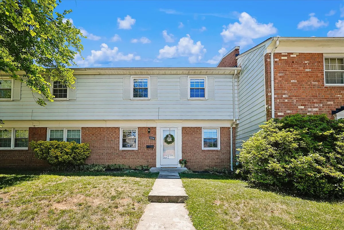 4 bed, 1440 sqft, $2,700 — Photo 1