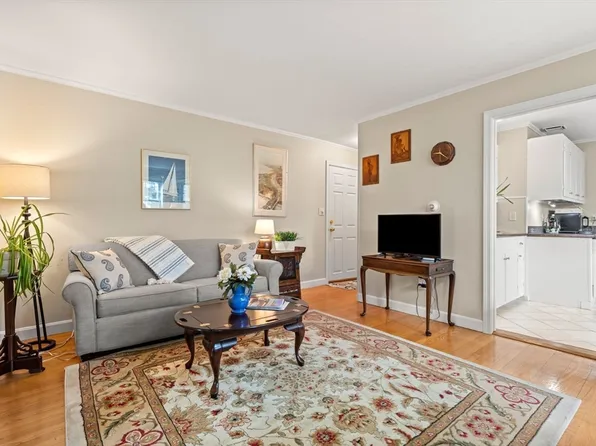 26 Summer St APT 8, Marblehead, MA 01945