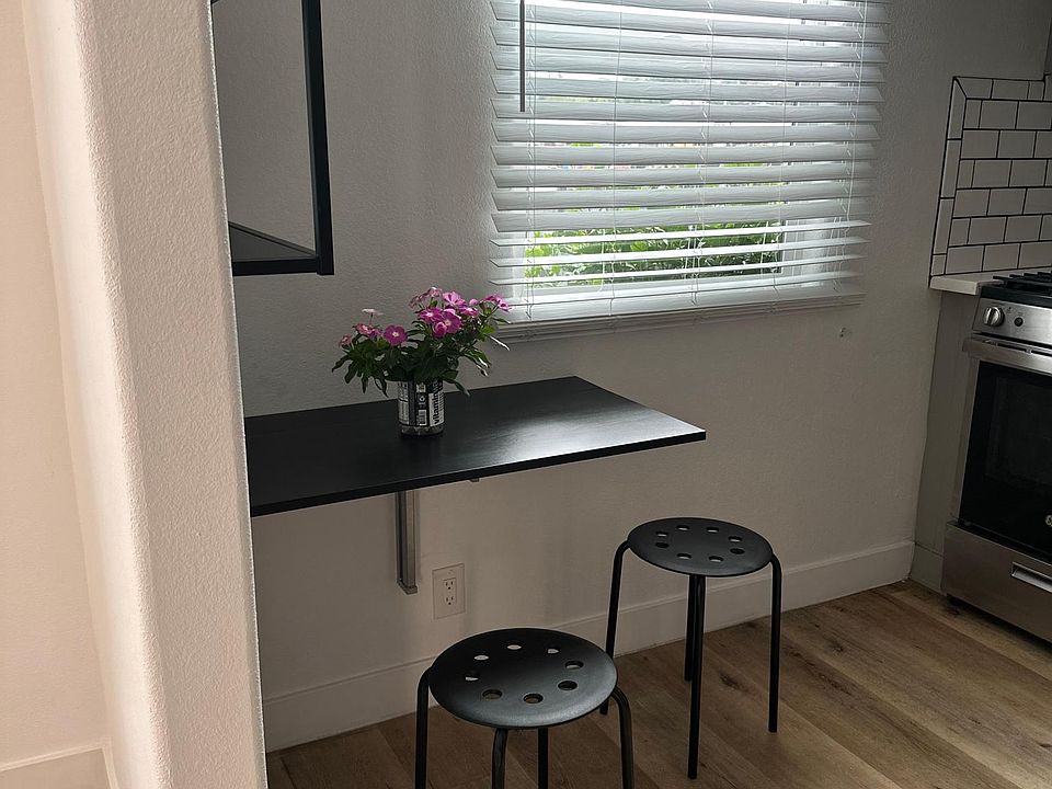 Cute foldable dining area in the kitchen if you want to use dining area as office