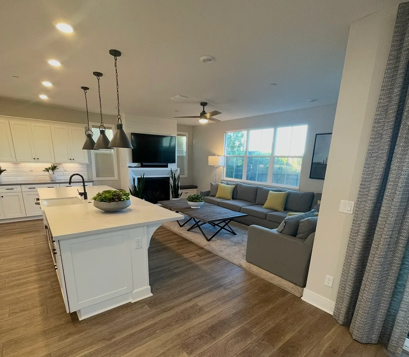 861 Clementine Dr — Photo 1
