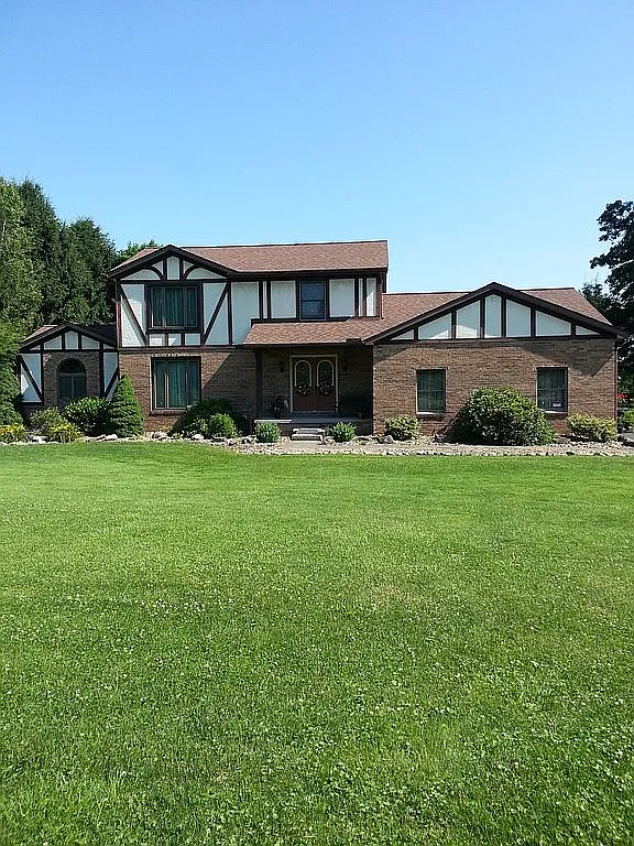 321 Cunningham Ln photo 1
